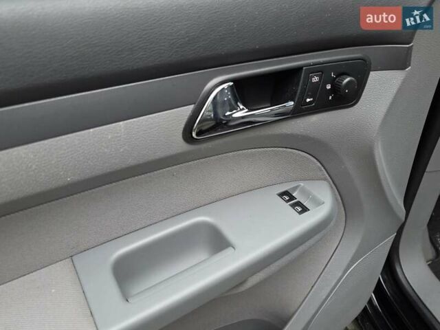 Черный Фольксваген Туран, объемом двигателя 1.6 л и пробегом 219 тыс. км за 5399 $, фото 20 на Automoto.ua