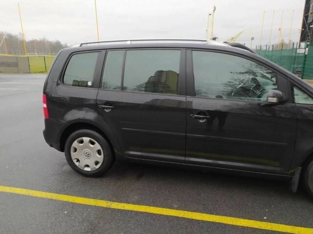 Черный Фольксваген Туран, объемом двигателя 1.6 л и пробегом 320 тыс. км за 5400 $, фото 4 на Automoto.ua