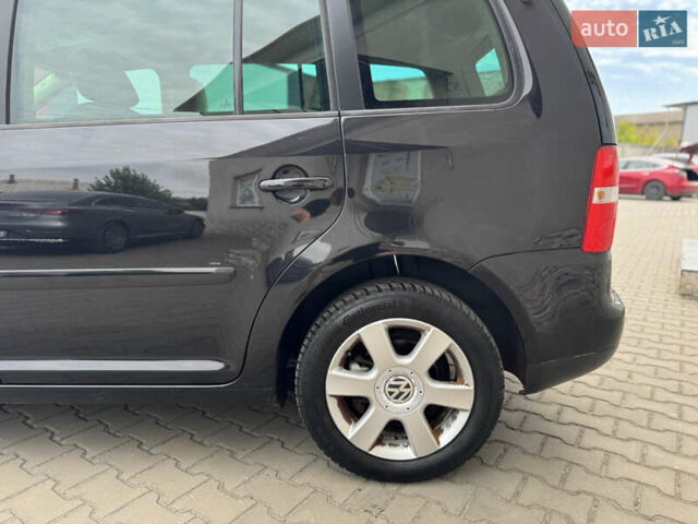 Черный Фольксваген Туран, объемом двигателя 1.98 л и пробегом 188 тыс. км за 4600 $, фото 9 на Automoto.ua