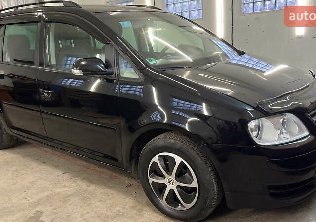 Черный Фольксваген Туран, объемом двигателя 1.9 л и пробегом 419 тыс. км за 5900 $, фото 13 на Automoto.ua