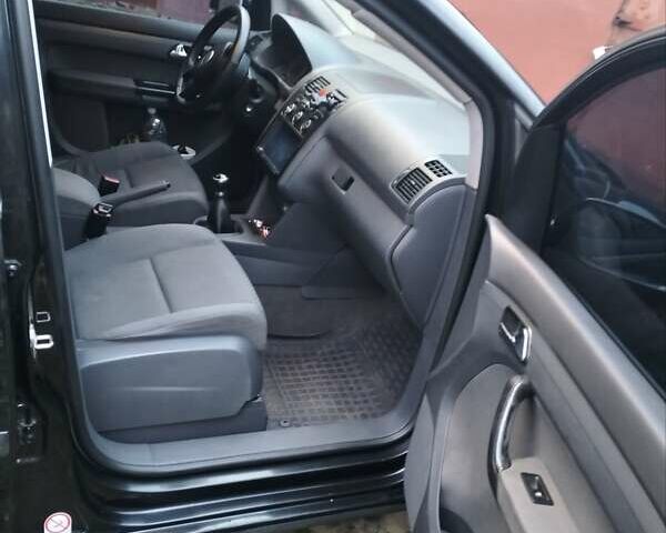 Черный Фольксваген Туран, объемом двигателя 1.9 л и пробегом 334 тыс. км за 5500 $, фото 4 на Automoto.ua