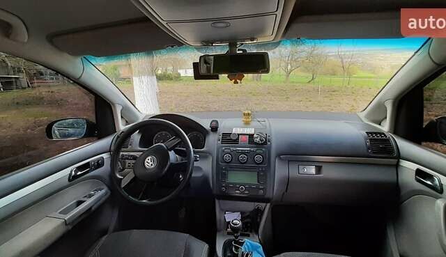 Черный Фольксваген Туран, объемом двигателя 1.9 л и пробегом 280 тыс. км за 6500 $, фото 6 на Automoto.ua