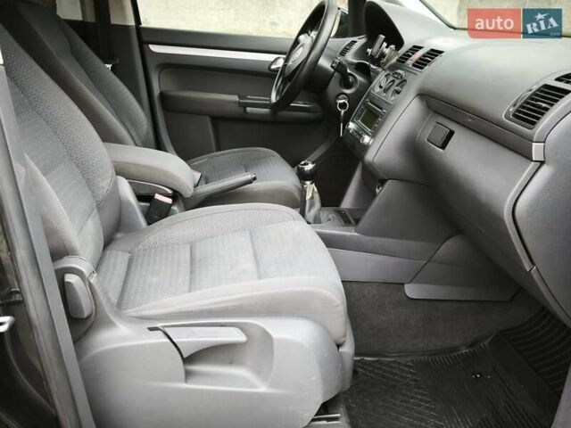 Черный Фольксваген Туран, объемом двигателя 2 л и пробегом 321 тыс. км за 5500 $, фото 24 на Automoto.ua