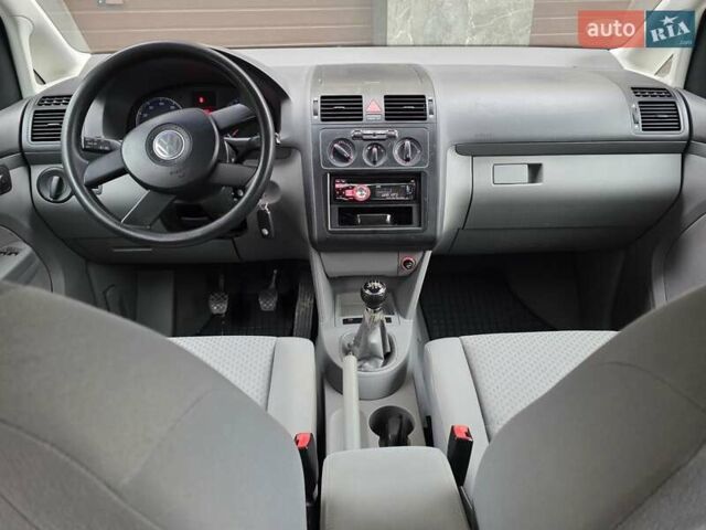 Черный Фольксваген Туран, объемом двигателя 1.6 л и пробегом 219 тыс. км за 5399 $, фото 27 на Automoto.ua