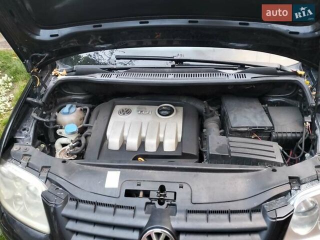 Черный Фольксваген Туран, объемом двигателя 1.9 л и пробегом 334 тыс. км за 5500 $, фото 2 на Automoto.ua
