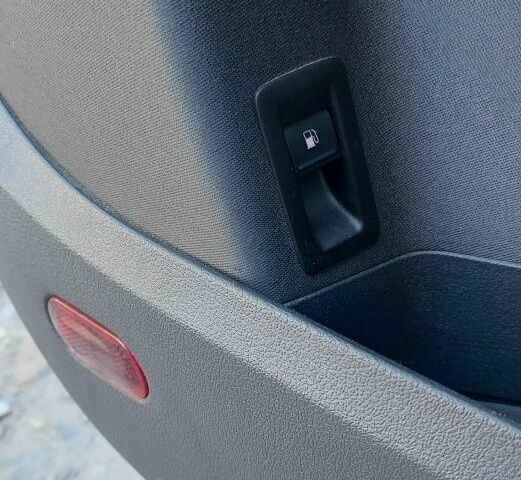 Черный Фольксваген Туран, объемом двигателя 1.6 л и пробегом 238 тыс. км за 5900 $, фото 10 на Automoto.ua