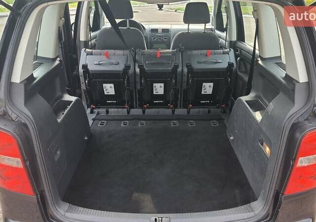 Черный Фольксваген Туран, объемом двигателя 1.6 л и пробегом 200 тыс. км за 5500 $, фото 14 на Automoto.ua