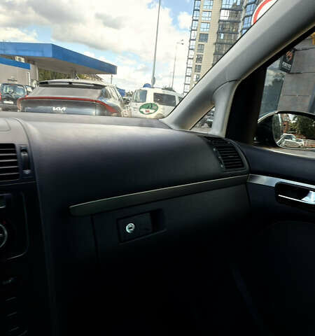 Черный Фольксваген Туран, объемом двигателя 1.6 л и пробегом 190 тыс. км за 6999 $, фото 84 на Automoto.ua