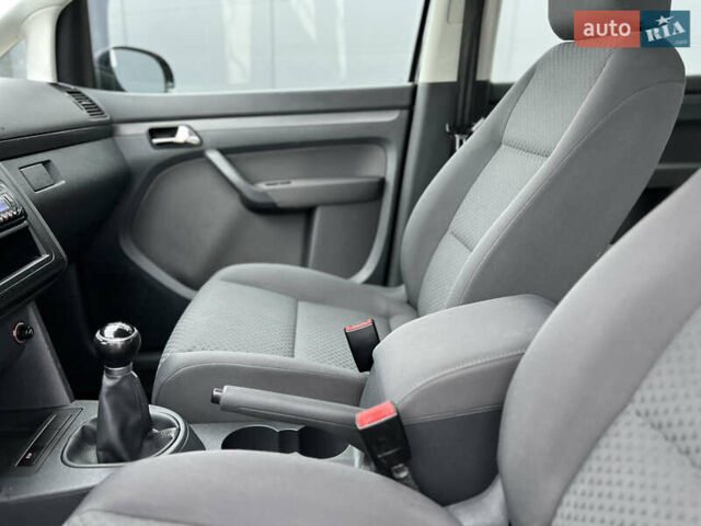 Черный Фольксваген Туран, объемом двигателя 1.6 л и пробегом 249 тыс. км за 5999 $, фото 63 на Automoto.ua