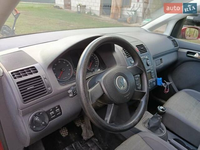 Черный Фольксваген Туран, объемом двигателя 1.6 л и пробегом 261 тыс. км за 4999 $, фото 42 на Automoto.ua