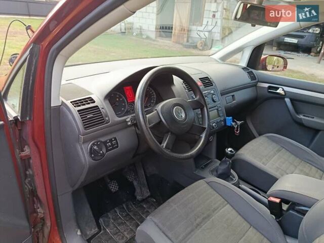 Черный Фольксваген Туран, объемом двигателя 1.6 л и пробегом 261 тыс. км за 4999 $, фото 26 на Automoto.ua