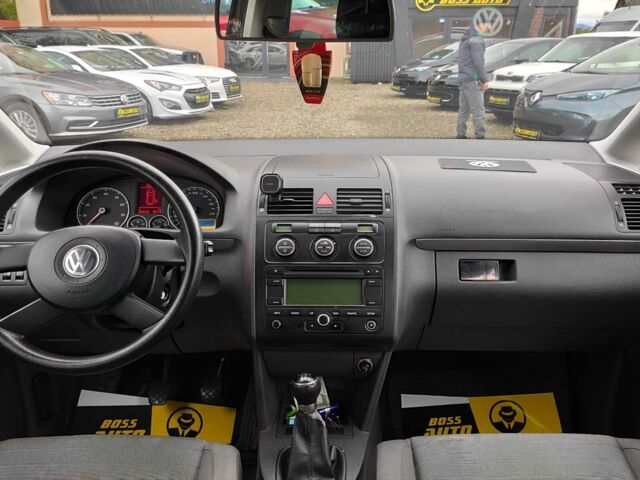 Черный Фольксваген Туран, объемом двигателя 1.6 л и пробегом 289 тыс. км за 5800 $, фото 17 на Automoto.ua