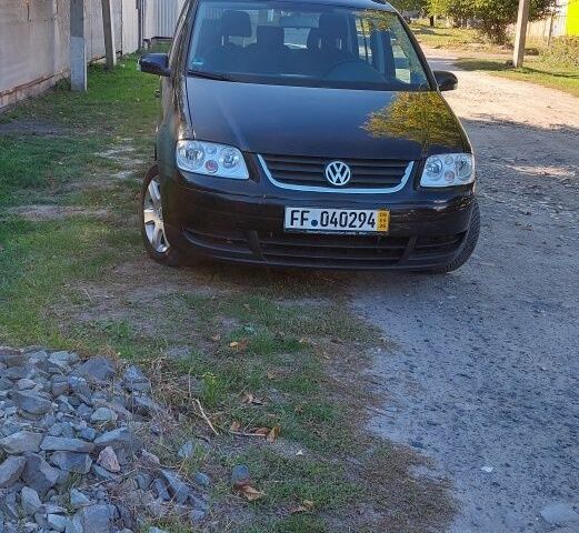 Черный Фольксваген Туран, объемом двигателя 1.6 л и пробегом 238 тыс. км за 5900 $, фото 1 на Automoto.ua