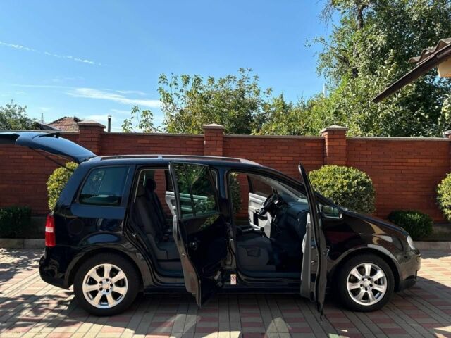 Черный Фольксваген Туран, объемом двигателя 0 л и пробегом 300 тыс. км за 6700 $, фото 2 на Automoto.ua