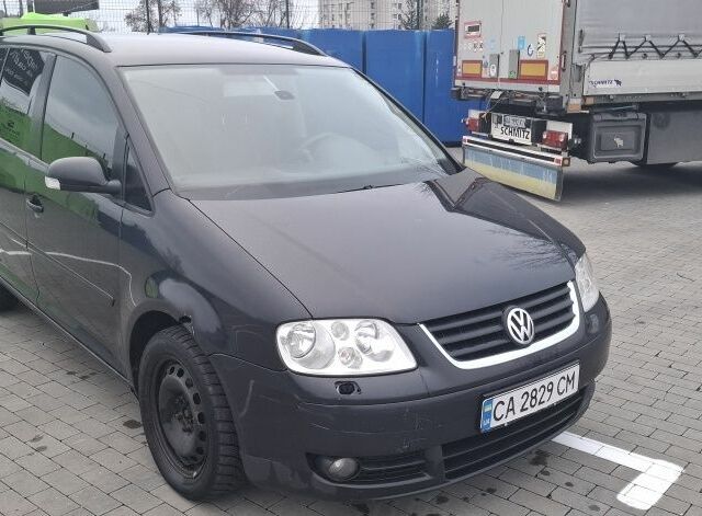 Черный Фольксваген Туран, объемом двигателя 2 л и пробегом 485 тыс. км за 4550 $, фото 6 на Automoto.ua