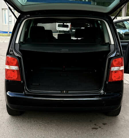 Черный Фольксваген Туран, объемом двигателя 1.6 л и пробегом 190 тыс. км за 6999 $, фото 32 на Automoto.ua