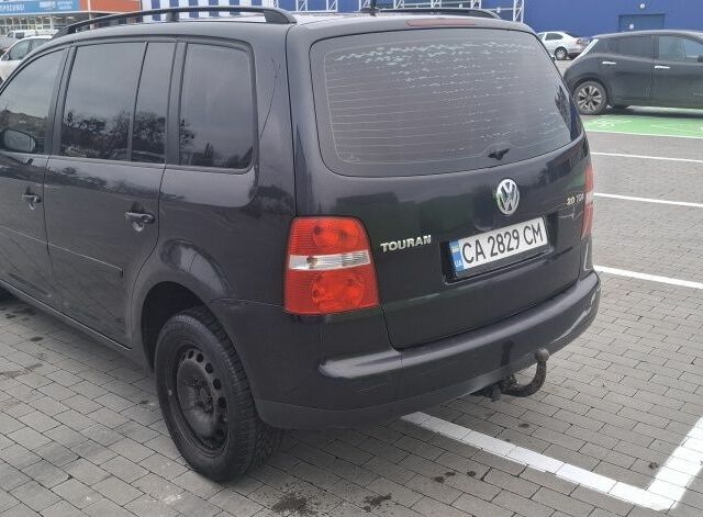 Черный Фольксваген Туран, объемом двигателя 2 л и пробегом 485 тыс. км за 4550 $, фото 2 на Automoto.ua