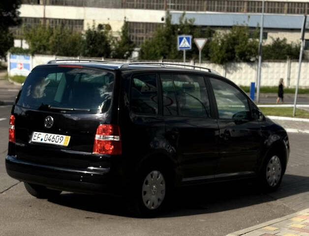 Черный Фольксваген Туран, объемом двигателя 1.6 л и пробегом 190 тыс. км за 6999 $, фото 4 на Automoto.ua