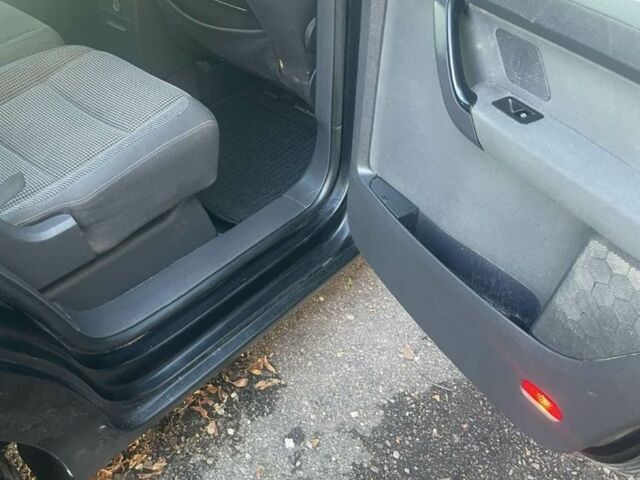 Чорний Фольксваген Туран, об'ємом двигуна 2 л та пробігом 1 тис. км за 3200 $, фото 4 на Automoto.ua