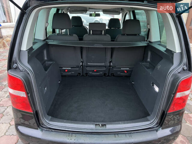 Черный Фольксваген Туран, объемом двигателя 1.6 л и пробегом 246 тыс. км за 5999 $, фото 44 на Automoto.ua