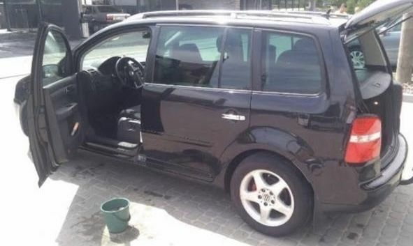 Чорний Фольксваген Туран, об'ємом двигуна 2 л та пробігом 290 тис. км за 5900 $, фото 2 на Automoto.ua