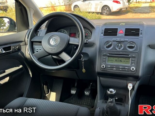 Черный Фольксваген Туран, объемом двигателя 1.4 л и пробегом 293 тыс. км за 3400 $, фото 7 на Automoto.ua