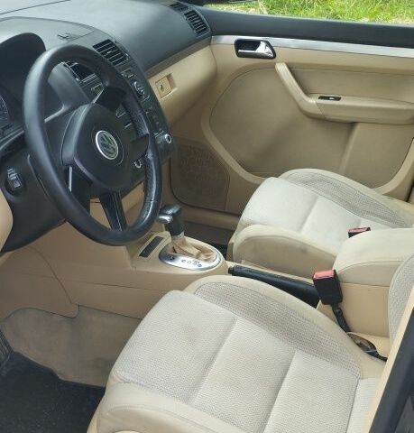 Черный Фольксваген Туран, объемом двигателя 2 л и пробегом 400 тыс. км за 3300 $, фото 3 на Automoto.ua