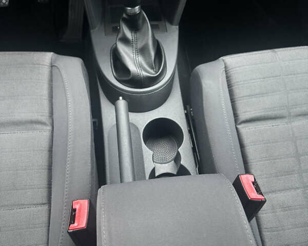 Черный Фольксваген Туран, объемом двигателя 1.9 л и пробегом 246 тыс. км за 7800 $, фото 9 на Automoto.ua