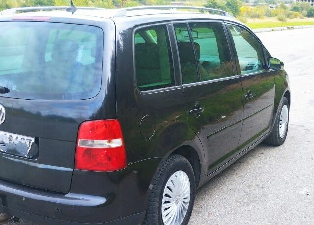 Черный Фольксваген Туран, объемом двигателя 2 л и пробегом 400 тыс. км за 3300 $, фото 1 на Automoto.ua