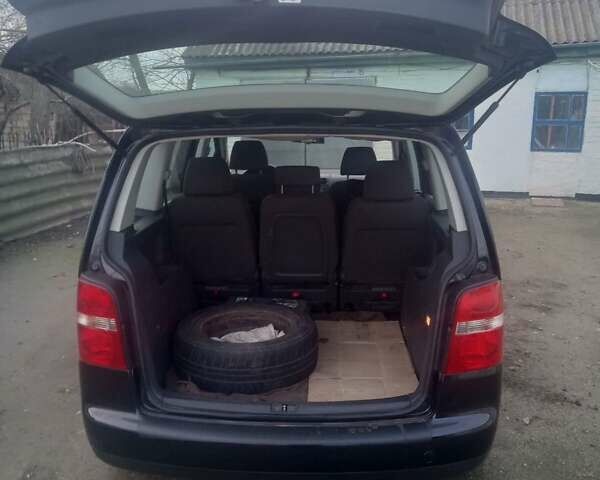 Черный Фольксваген Туран, объемом двигателя 1.6 л и пробегом 280 тыс. км за 5500 $, фото 7 на Automoto.ua