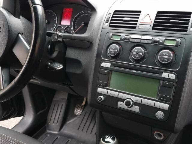 Черный Фольксваген Туран, объемом двигателя 1.4 л и пробегом 239 тыс. км за 5700 $, фото 8 на Automoto.ua