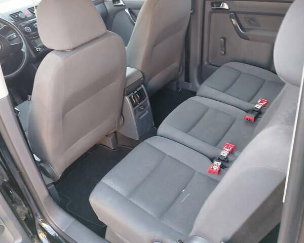 Чорний Фольксваген Туран, об'ємом двигуна 1.9 л та пробігом 327 тис. км за 5800 $, фото 6 на Automoto.ua