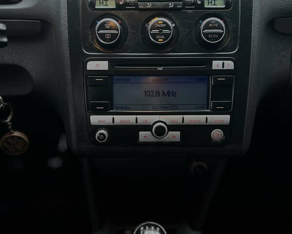 Черный Фольксваген Туран, объемом двигателя 1.9 л и пробегом 285 тыс. км за 6200 $, фото 29 на Automoto.ua