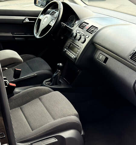 Черный Фольксваген Туран, объемом двигателя 1.6 л и пробегом 190 тыс. км за 6999 $, фото 40 на Automoto.ua