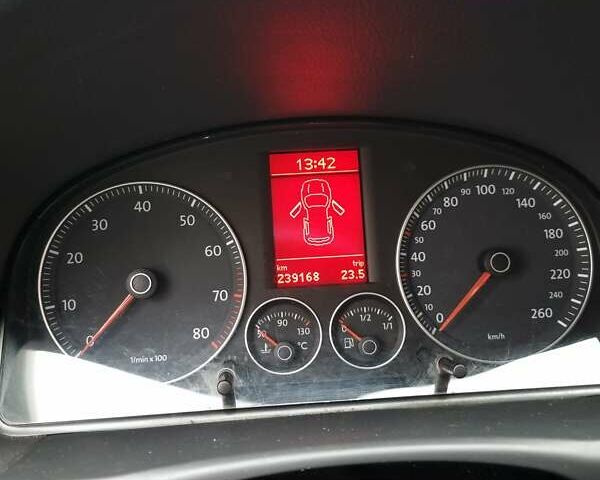 Черный Фольксваген Туран, объемом двигателя 1.39 л и пробегом 239 тыс. км за 5700 $, фото 9 на Automoto.ua