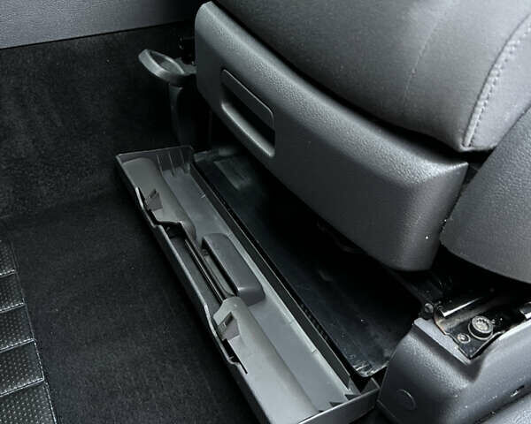 Черный Фольксваген Туран, объемом двигателя 1.6 л и пробегом 246 тыс. км за 5999 $, фото 30 на Automoto.ua