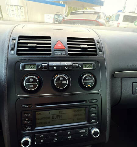 Черный Фольксваген Туран, объемом двигателя 1.6 л и пробегом 190 тыс. км за 6999 $, фото 81 на Automoto.ua