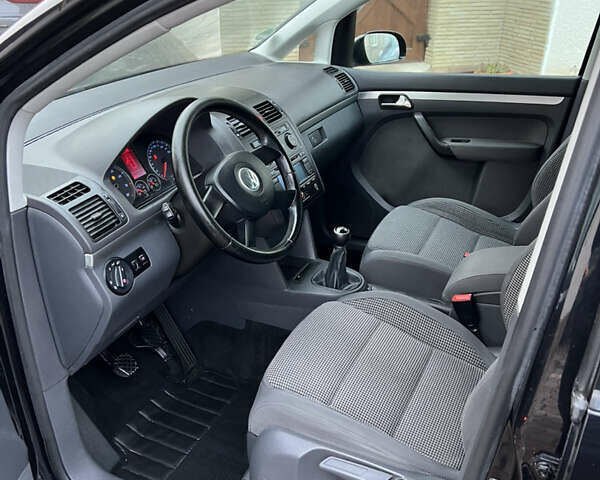 Черный Фольксваген Туран, объемом двигателя 1.6 л и пробегом 246 тыс. км за 5999 $, фото 23 на Automoto.ua