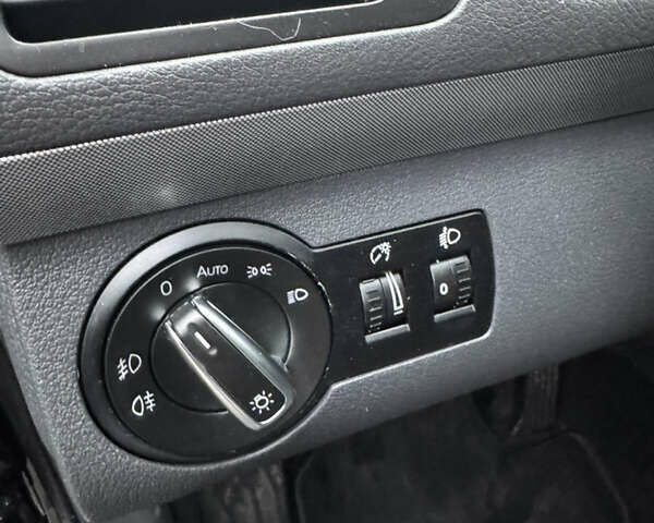 Черный Фольксваген Туран, объемом двигателя 1.9 л и пробегом 246 тыс. км за 7800 $, фото 11 на Automoto.ua