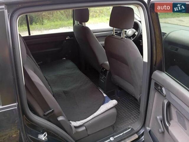 Черный Фольксваген Туран, объемом двигателя 1.6 л и пробегом 240 тыс. км за 5700 $, фото 2 на Automoto.ua