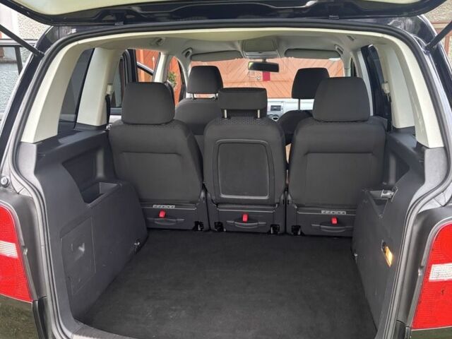 Черный Фольксваген Туран, объемом двигателя 1.6 л и пробегом 207 тыс. км за 7000 $, фото 7 на Automoto.ua