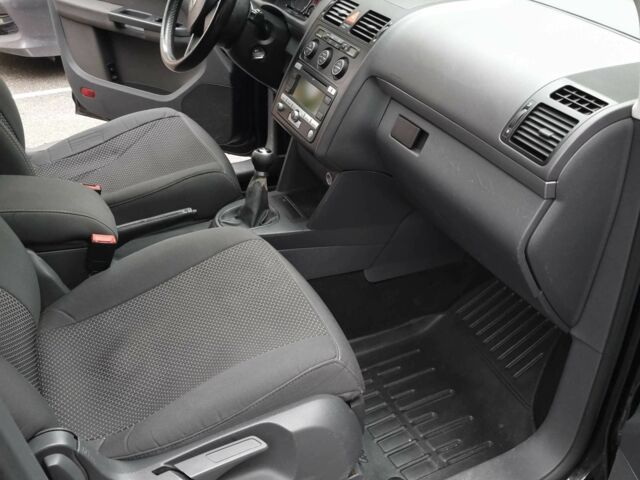 Черный Фольксваген Туран, объемом двигателя 1.4 л и пробегом 239 тыс. км за 5700 $, фото 7 на Automoto.ua