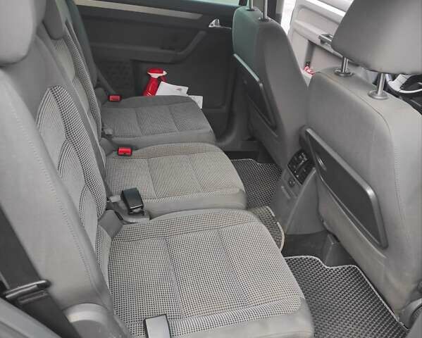 Черный Фольксваген Туран, объемом двигателя 2 л и пробегом 301 тыс. км за 6700 $, фото 5 на Automoto.ua