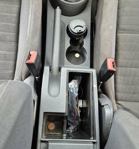 Черный Фольксваген Туран, объемом двигателя 1.39 л и пробегом 278 тыс. км за 5200 $, фото 12 на Automoto.ua