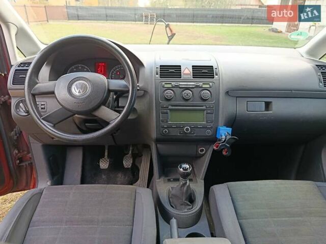 Черный Фольксваген Туран, объемом двигателя 1.6 л и пробегом 261 тыс. км за 4999 $, фото 41 на Automoto.ua