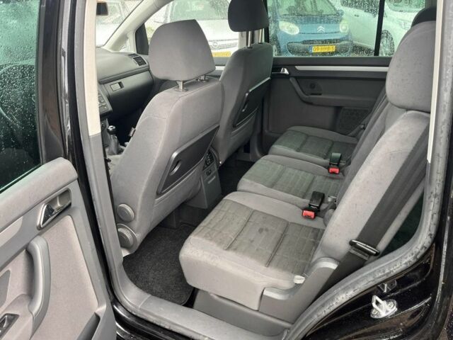 Черный Фольксваген Туран, объемом двигателя 1.6 л и пробегом 280 тыс. км за 6500 $, фото 5 на Automoto.ua