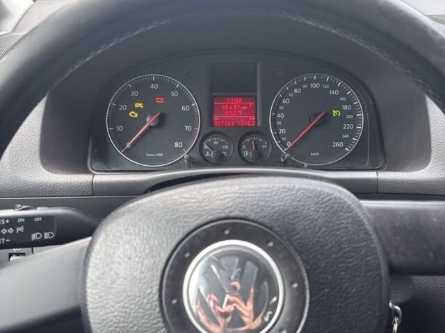 Черный Фольксваген Туран, объемом двигателя 1.6 л и пробегом 207 тыс. км за 7000 $, фото 5 на Automoto.ua