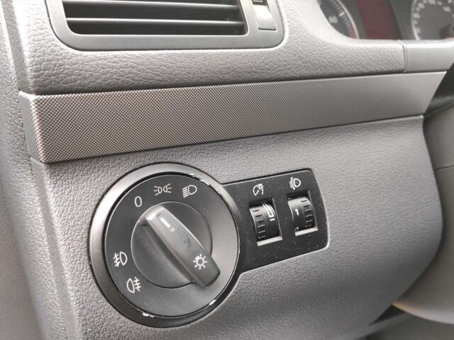 Черный Фольксваген Туран, объемом двигателя 1.6 л и пробегом 289 тыс. км за 5800 $, фото 10 на Automoto.ua