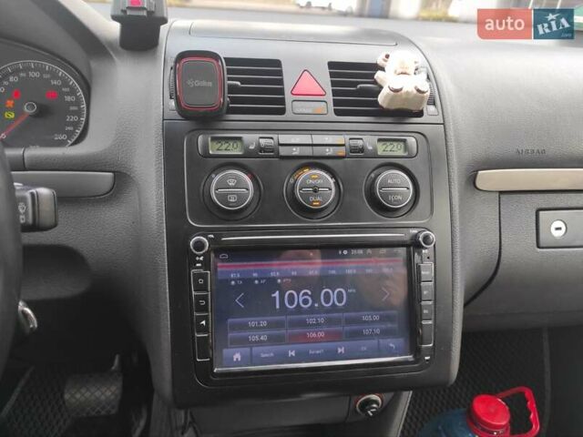 Черный Фольксваген Туран, объемом двигателя 2 л и пробегом 301 тыс. км за 6700 $, фото 1 на Automoto.ua