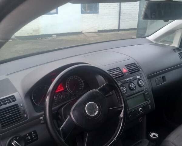 Черный Фольксваген Туран, объемом двигателя 1.6 л и пробегом 280 тыс. км за 5500 $, фото 5 на Automoto.ua